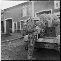 Dans un village de Moselle un fantassin de la 51e DI (BEF) est photographié devant un Universal Carrier.