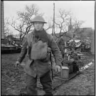 Dans un village de Moselle (zone de la 3e armée) plan américain d'un soldat de la 51e DI (BEF).