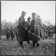 Le général d'armée Condé décore de la croix de guerre des soldats de la 3e armée.