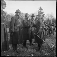 Le général d'armée Condé décore de la croix de guerre des soldats de la 3e armée.