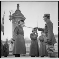 Le général Condé décore un colonel de la 3e armée place Duroc à Pont-à-Mousson.