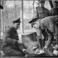 Distribution de nourriture pour des soldats anglais de la BEF.