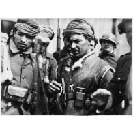 Portrait de groupe de tirailleurs marocains appartenant à un corps-franc de la 3e armée.