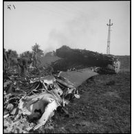 Des soldats de la 4e armée gardent la carcasse d'un avion allemand abattu.