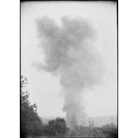 Des soldats de la 4e armée labourent un champ près d'une mitrailleuse Saint-Etienne en batterie.