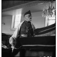 Un rabbin, aumônier militaire, est photographié dans une synagogue du secteur de la 5e armée.