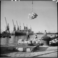 L'activité du port de Marseille et le monument aux morts d'Antibes.