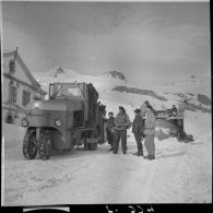 Des chasse-neige déblaient la route du col du Lautaret en février 1940.