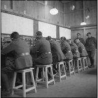 Des soldats du 28e RTrs dans un central téléphonique.