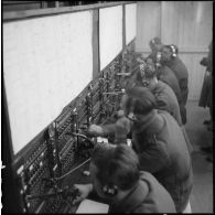 Des soldats du 28e RTrs dans un central téléphonique.