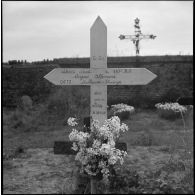 Du matériel allemand et la tombe d'un sergent allemand.