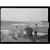 Champ de tir de Sains (Somme). Eclatement de cinq torpilles de différents calibres. [légende d'origine]