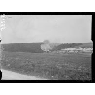 Champ de tir de Sains (Somme). Eclatement d'une torpille de 240. [légende d'origine]