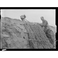 Près Fontaine-lès-Cappy (Somme). Redoute 99. Officier anglais relevant les positions allemandes à l'aide d'un appareil panoramique. [légende d'origine]