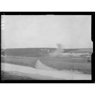 Champ de tir de Sains (Somme). Eclatement de torpilles de 240. [légende d'origine]