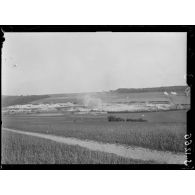 Champ de tir de Sains (Somme). Eclatement de torpilles de canon de tranchée de 58 (à gauche) et de canon pneumatique à droite. [légende d'origine]