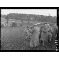 Champ de tir de Sains (Somme). Général anglais assistant à des exercices de tir au fusil mitrailleur. Tir position debout. [légende d'origine]