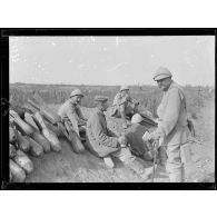 Dompierre (Somme). Prisonnier allemand dans un groupe de soldats français. Au fond, les fils de fer qui précédaient les tranchées allemandes conquises le 1er juillet 1916. [légende d'origine]