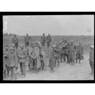 Dompierre. Groupe de prisonniers allemands. [légende d'origine]