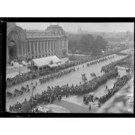 Paris 14 juillet 1916. Défilé devant le Grand Palais. [légende d'origine]