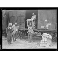 Gare de Mézières (Somme). Déchargement des caisses de torpilles. [légende d'origine]