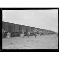 Gare de Mézières (Somme). Déchargement des caisses de torpilles. [légende d'origine]