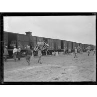 Gare de Mézières (Somme). Déchargement des caisses de torpilles. [légende d'origine]