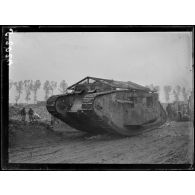 Maricourt. Un tank, nouvelle automobile blindée anglaise. [légende d'origine]