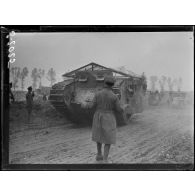 Maricourt. Un tank, nouvelle automobile blindée anglaise. [légende d'origine]