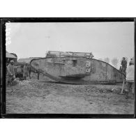 Maricourt. Un tank, nouvelle automobile blindée anglaise. [légende d'origine]