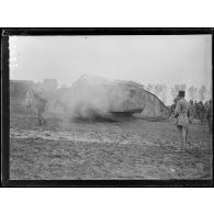 Maricourt. Un tank, nouvelle automobile blindée anglaise. [légende d'origine]