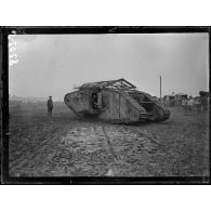 Maricourt. Un tank, nouvelle automobile blindée anglaise. [légende d'origine]