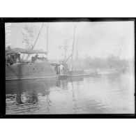 Le canal de la Somme, près Frise. Canonnière en action. [légende d'origine]