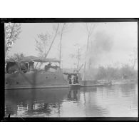 Le canal de la Somme, près Frise. Canonnière en action. [légende d'origine]