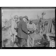 Visite de Mr Clemenceau sur le front de la Somme. A Maurepas, devant une cuisine de soldats. [légende d'origine]