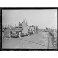 Visite de Mr Clemenceau sur le front de la Somme. A Maurepas. Automitrailleuse. [légende d'origine]