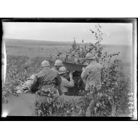 Près Sains (Somme). Auto mitrailleuses. [légende d'origine]