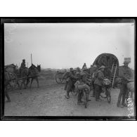 Route de Maricourt à Bray-sur-Somme par ferme Bronfay. Troupes écossaises gagnant les 1ères lignes où elles vont relever les troupes françaises. [légende d'origine]