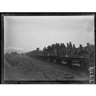 Sur la route de Maricourt à Bray-sur-Somme près la ferme Bronfay. Train transportant à l'arrière des troupes anglaises descendant des 1ères lignes. [légende d'origine]