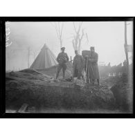 Bois de Bernafay, sur la route allant à Guillemont. Opérateur de la section cinématographique et soldats anglais. [légende d'origine]