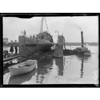 Baie Ponty, près Bizerte (Tunisie). Torpilleur en réparation au dock flottant. [légende d'origine]