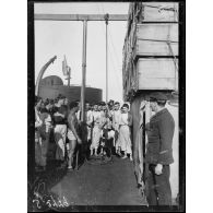 Courfou. A bord du Waldeck-Rousseau, séance d'exercices physiques. [légende d'origine]