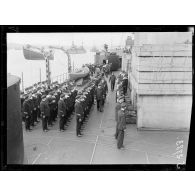 Courfou. Inspection hebdomadaire des matelots à bord du croiseur Waldeck-Rousseau par le commandant Le Querré. [légende d'origine]