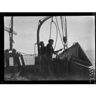 Baie de Bizerte. Sur le dragueur de mines La Charrue, mise à l'eau du prisme. [légende d'origine]