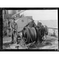 Baie de Bizerte. Sur le dragueur de mines La Charrue. Le treuil. [légende d'origine]