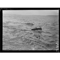 Baie de Bizerte. Vue prise du drageur de mines La Charrue. Le flotteur, le prisme et une cisaille. [légende d'origine]