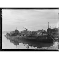 Arsenal de Sidi Abdallah, près de Ferryville (Tunisie). Sous-marins en réparation. [légende d'origine]