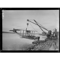 Baie Ponty (près Bizerte). Mise à l'eau d'un hydravion chargé de 2 bombes pour la chasse aux sous-marins. [légende d'origine]