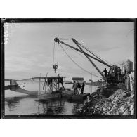 Baie Ponty (près Bizerte). Mise à l'eau d'un hydravion chargé de 2 bombes pour la chasse aux sous-marins. [légende d'origine]