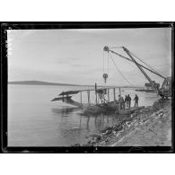 Baie Ponty (près Bizerte). Mise à l'eau d'un hydravion chargé de 2 bombes pour la chasse aux sous-marins. [légende d'origine]